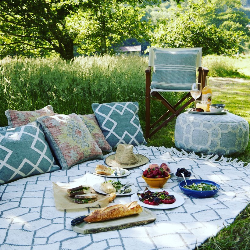 Picnic in Style #OutdoorRugs #CoastalOutdoorRugs #Coastal #PatioRugs #HomeDecor #Entryway #BeachHouse #SummerHouse #LakeHouse #CoastalHome 