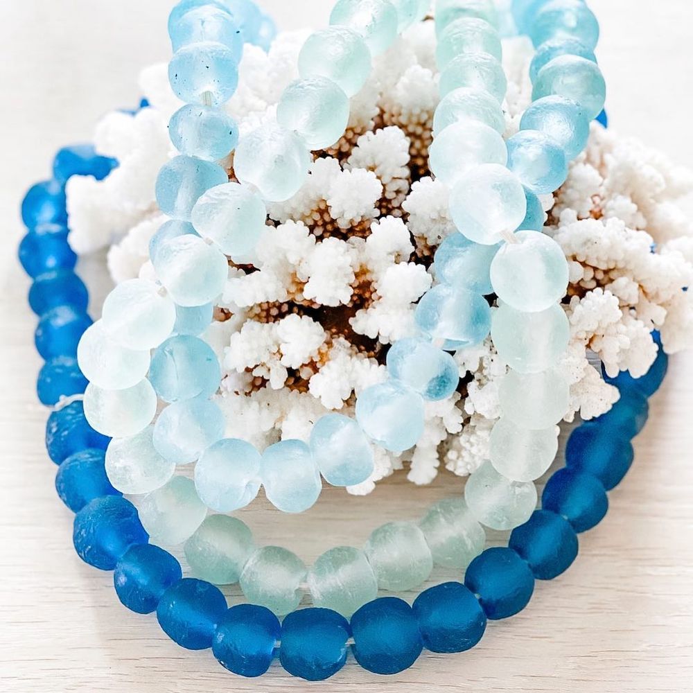 Most Inspiring Coastal Living Rooms Sea Glass Beads in Ocean Blue #Coastal #CoastalDecor #LivingRoom #CoastalLivingRoom #BeachHouse #BeachHome #SummerHouse #LakeHouse #CoastalDecor #SeasideDecor #IslandDecor #TropicalIslandDecor 