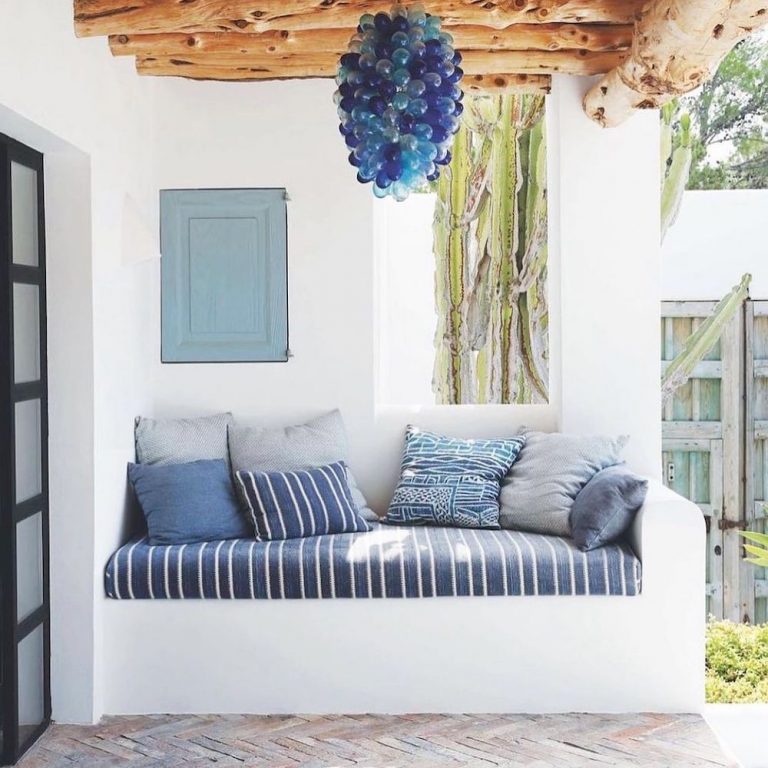 16 Blue and White Striped Sofas for Coastal Homes