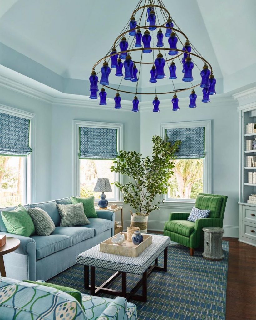 blue decorative accents Inspo 4 #BlueAccents #BlueGreenInteriors #Coastal #CoastalHomeDecor #HomeDecor #LivingRoomDecor 