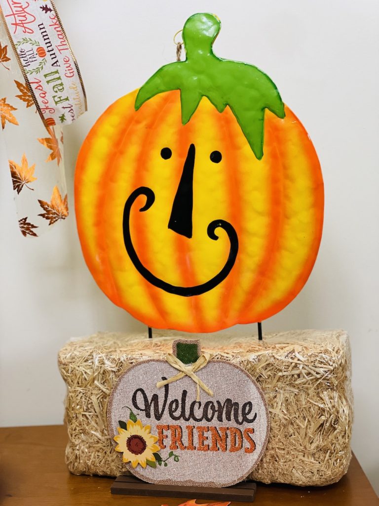 Fall Tabletop Pumpkin Smiles_1698 #Fall #Entryway #FallEntryway #FallDecor #HomeDecor #AutumnDecor