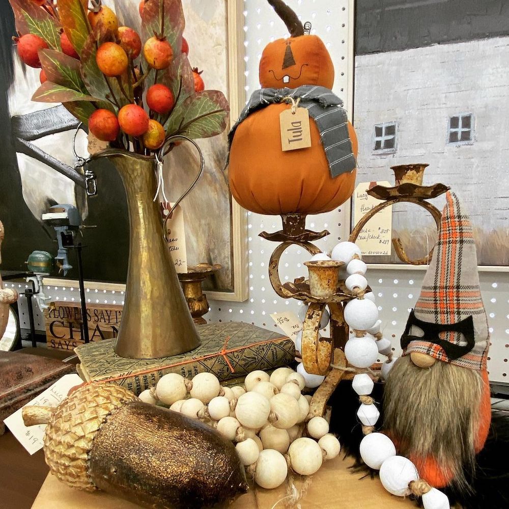 Fall vignette styling ideas Inspo 1  #Fall #FallVignettes #FallDecor #FallTableStyling #HomeDecor #AutumnDecor