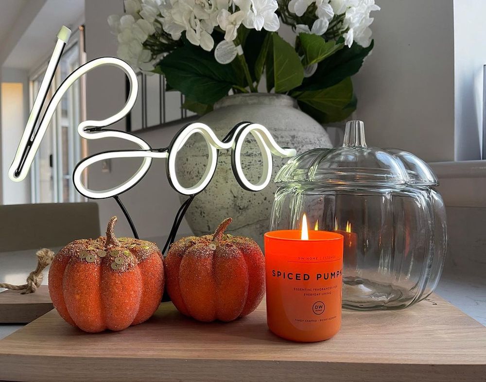 Fall vignette styling ideas Inspo 14 #Fall #FallVignettes #FallDecor #FallTableStyling #HomeDecor #AutumnDecor