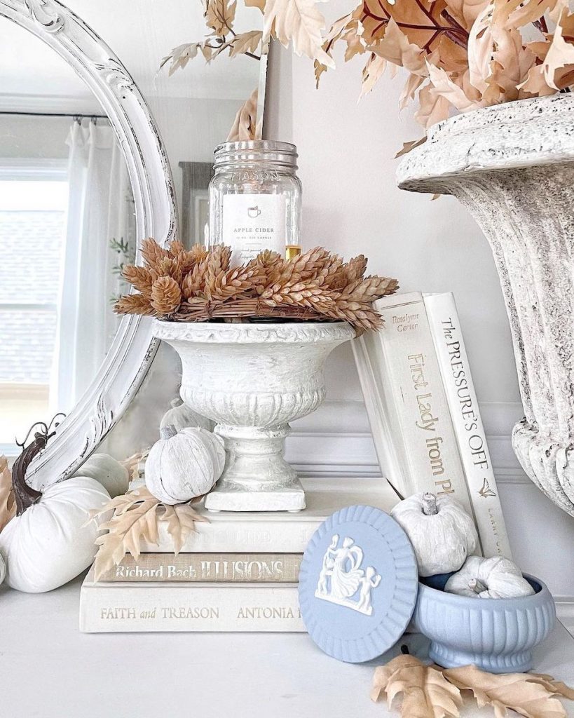 Fall vignette styling ideas Inspo 19 #Fall #FallVignettes #FallDecor #FallTableStyling #HomeDecor #AutumnDecor