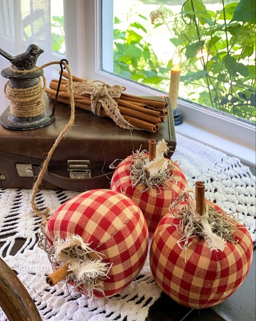 Inspo 20 #Fall #FallVignettes #FallDecor #FallTableStyling #HomeDecor #AutumnDecor