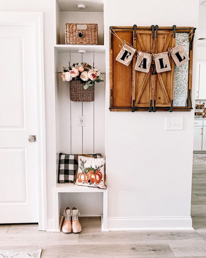 Inspo 21 #Fall #Entryway #Foyer #FallEntryway #FallDecor #HomeDecor #AutumnDecor