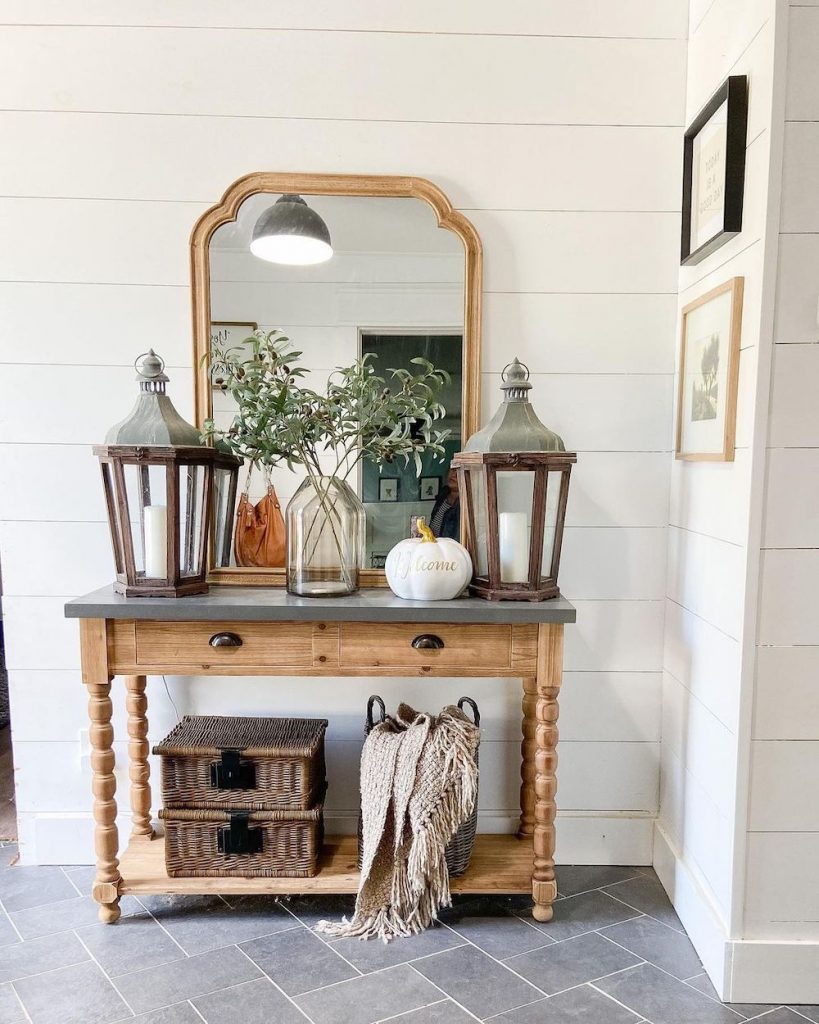 Welcoming Fall-inspired entryway ideas Inspo 23 #Fall #Entryway #Foyer #FallEntryway #FallDecor #HomeDecor #AutumnDecor