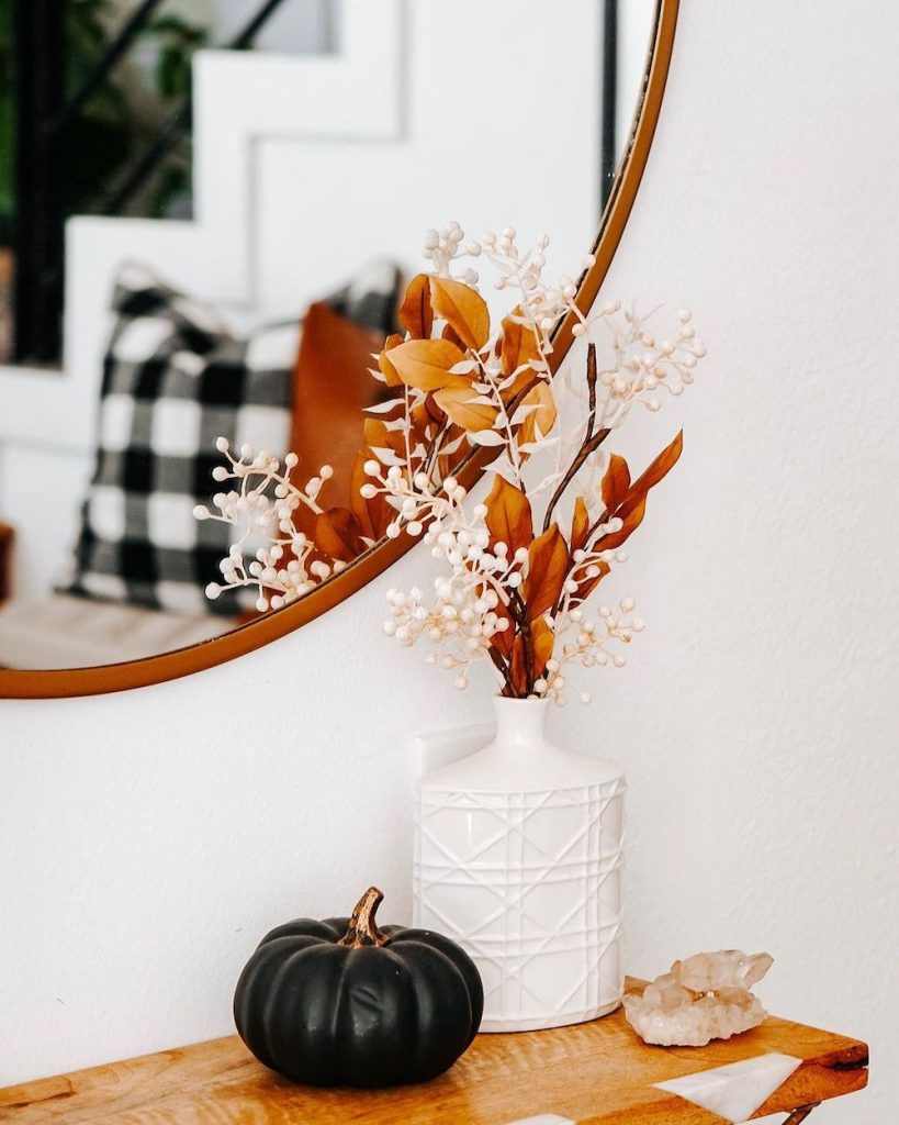 Fall vignette styling ideas Inspo 6 #Fall #FallVignettes #FallDecor #FallTableStyling #HomeDecor #AutumnDecor