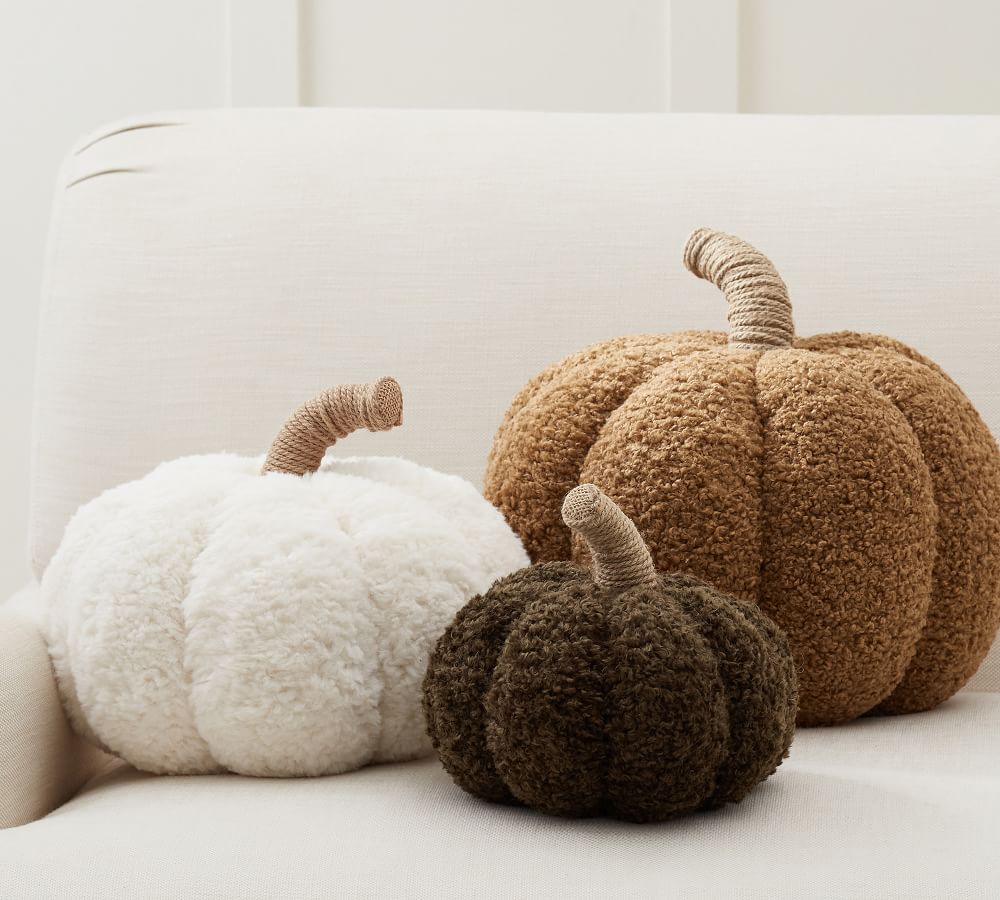 Cozy Pumpkin Pillows #Fall #FallMantel #FallDecor #HomeDecor #AutumnDecor