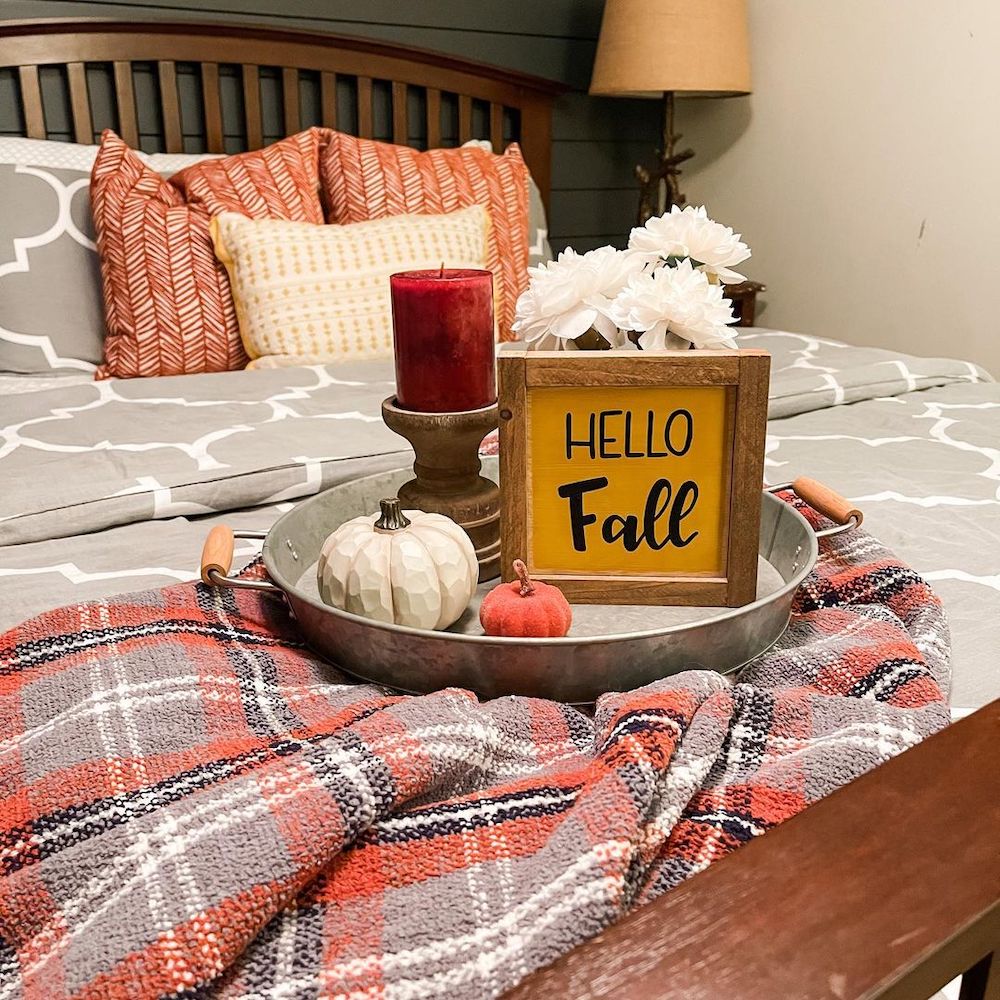 Fall Bedroom Decor Ideas In 11 #FallDecor #FallBedroom #HomeDecor #FallBedroomDecor #AutumnDecor 