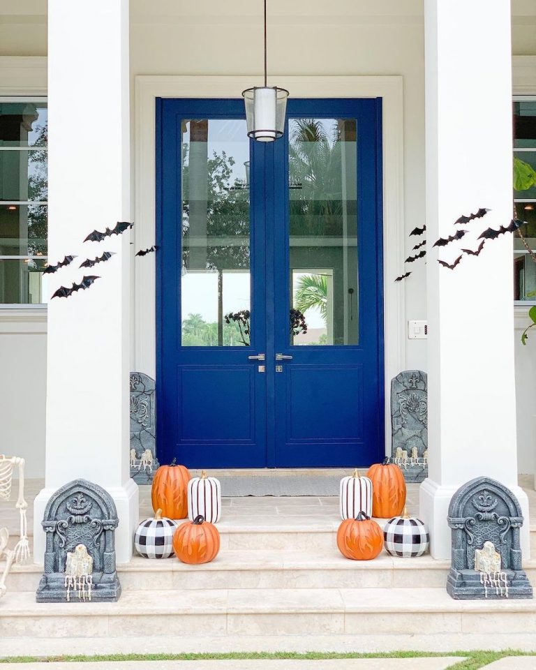 15 Halloween Porch Decor Ideas that are Super Spooky!