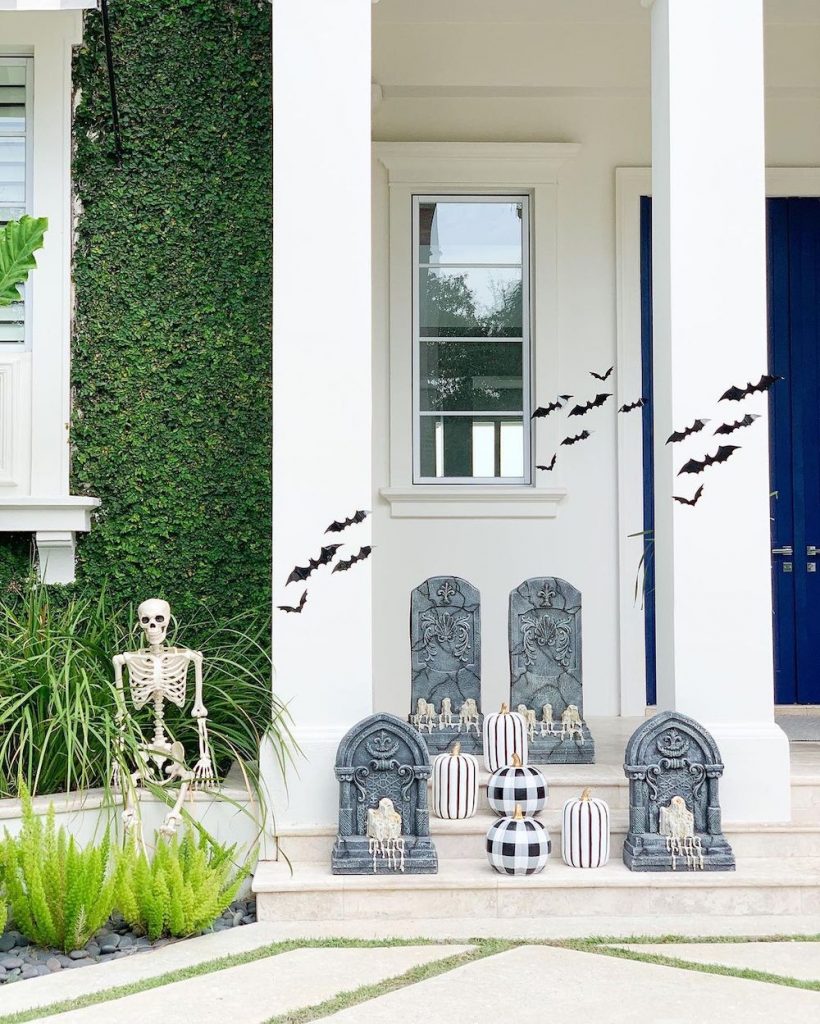 In 12 2 #HalloweenDecor #HalloweenPorch #HomeDecor #PorchDecor #PorchDecorIdeas 