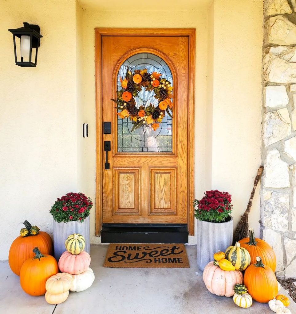 Fall Porch Styling Ideas In 15 #Fall #Porch #FallPorch #FallDecor #HomeDecor #AutumnDecor