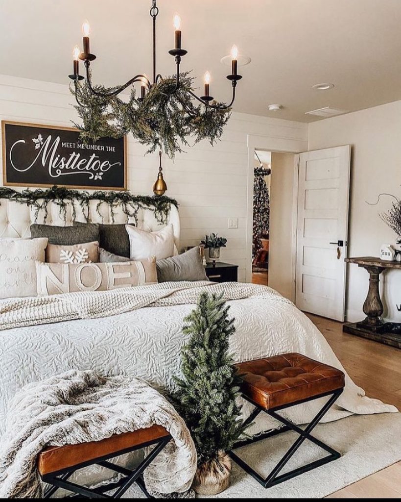 In 15 #Christmas #ChristmasBedroom #HomeDecor #ChristmasDecorIdeas 