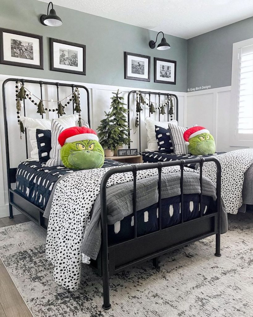 In 16 #Christmas #ChristmasBedroom #HomeDecor #ChristmasDecorIdeas 