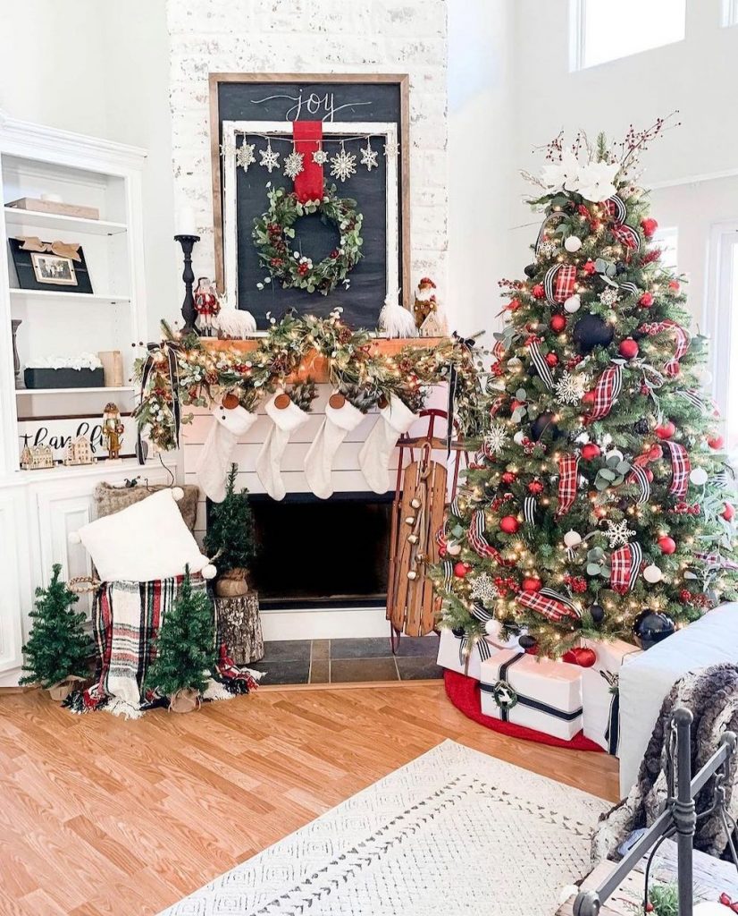 Christmas Mantel Decor Ideas In 17 #Christmas #ChristmasMantel #HomeDecor #ChristmasDecorIdeas 