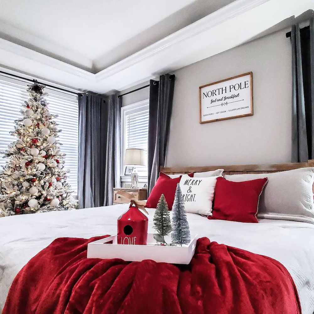 Christmas Bedroom Decor Ideas In 17 #Christmas #ChristmasBedroom #HomeDecor #ChristmasDecorIdeas 