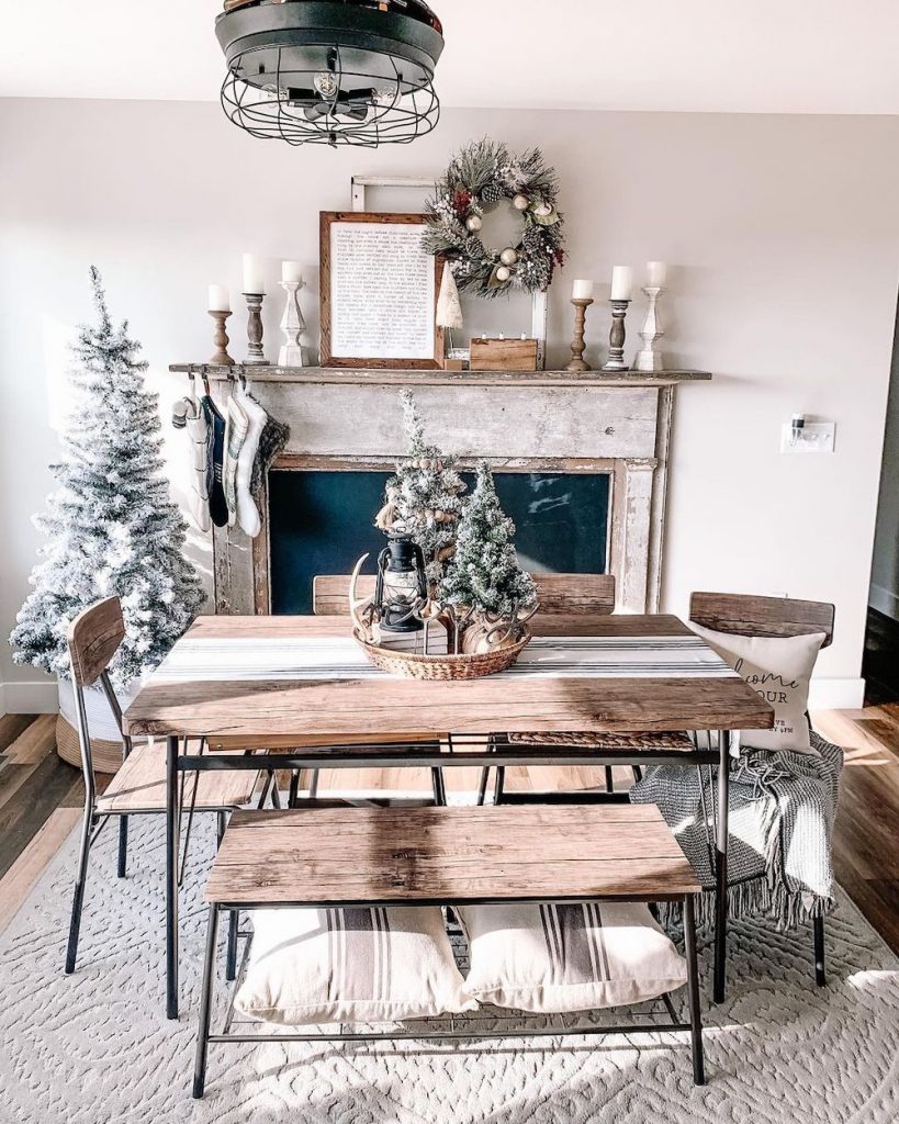 Christmas Mantel Decor Ideas In 18 #Christmas #ChristmasMantel #HomeDecor #ChristmasDecorIdeas 