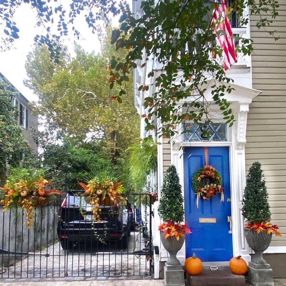 Fall Porch Styling Ideas In 2 #Fall #Porch #FallPorch #FallDecor #HomeDecor #AutumnDecor