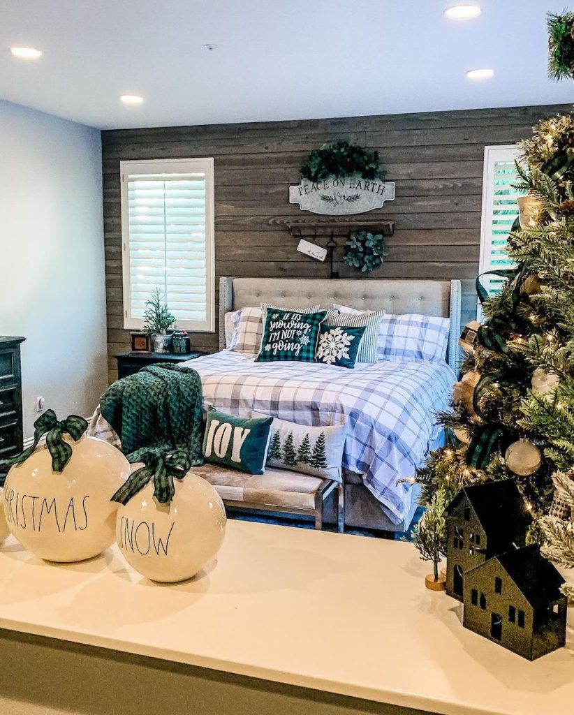 Christmas Bedroom Decor Ideas In 20 2 #Christmas #ChristmasBedroom #HomeDecor #ChristmasDecorIdeas 