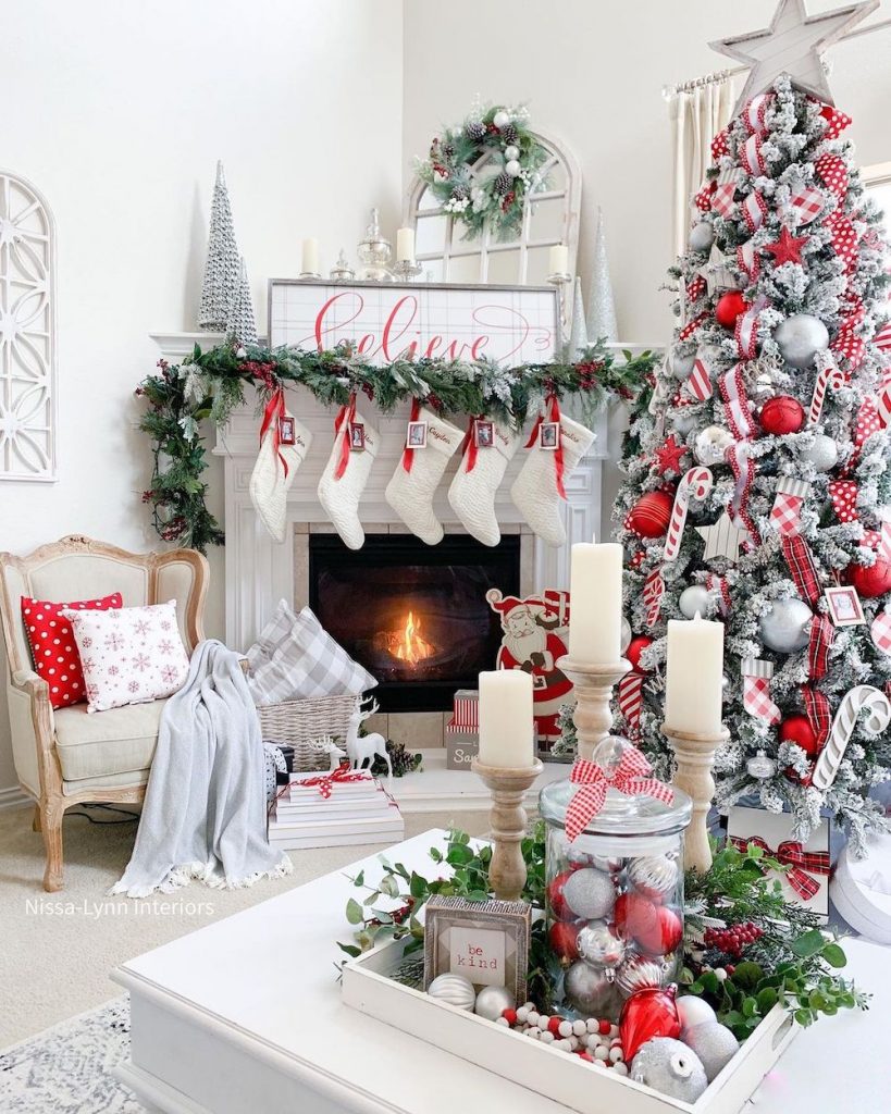 Christmas Mantel Decor Ideas In 21 #Christmas #ChristmasMantel #HomeDecor #ChristmasDecorIdeas 