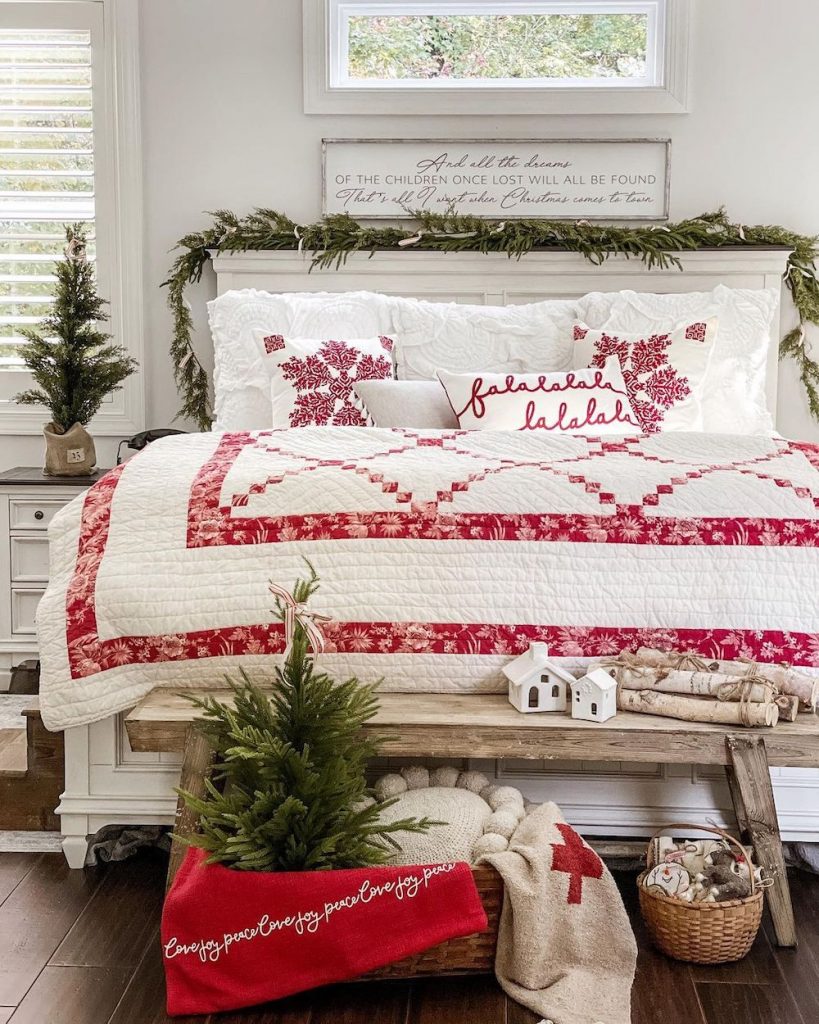 In 21 #Christmas #ChristmasBedroom #HomeDecor #ChristmasDecorIdeas 