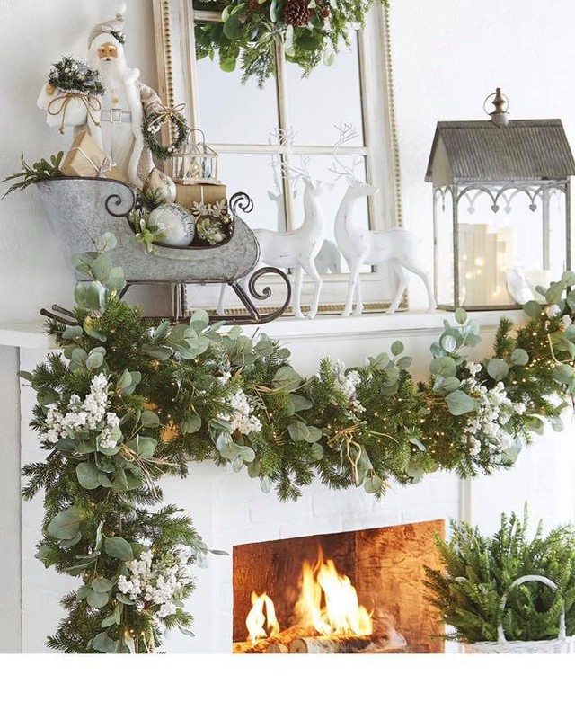 In 22 #Christmas #ChristmasMantel #HomeDecor #ChristmasDecorIdeas 