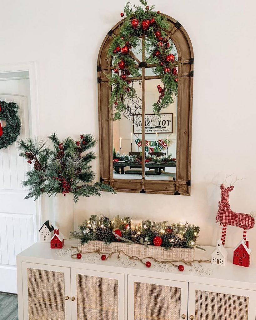 Christmas Entryway decor ideas In 24 #Christmas #ChristmasEntryway #ChristmasFoyer #HomeDecor #ChristmasDecorIdeas 