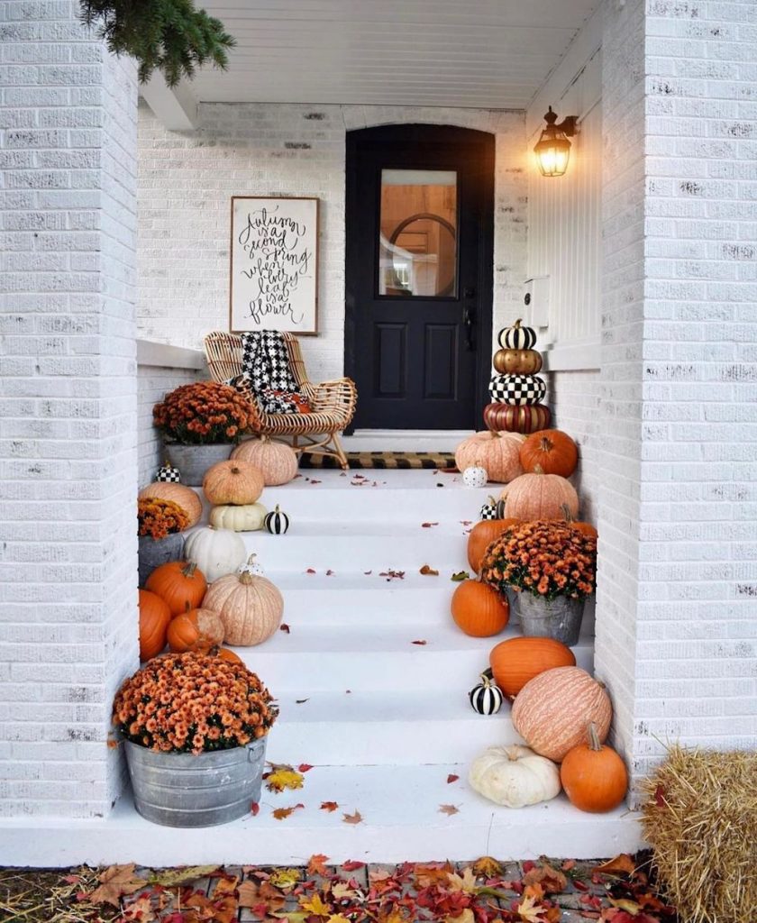 Fall Porch Styling Ideas In 25 #Fall #Porch #FallPorch #FallDecor #HomeDecor #AutumnDecor