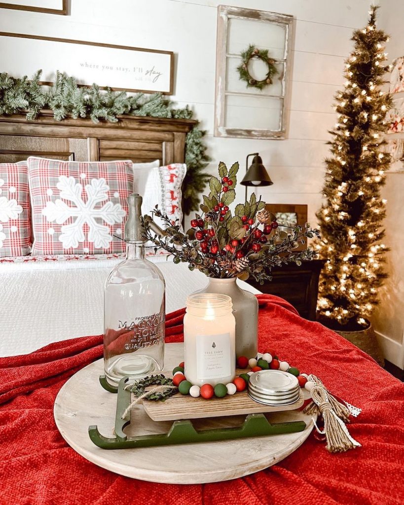 In 25 #Christmas #ChristmasBedroom #HomeDecor #ChristmasDecorIdeas 