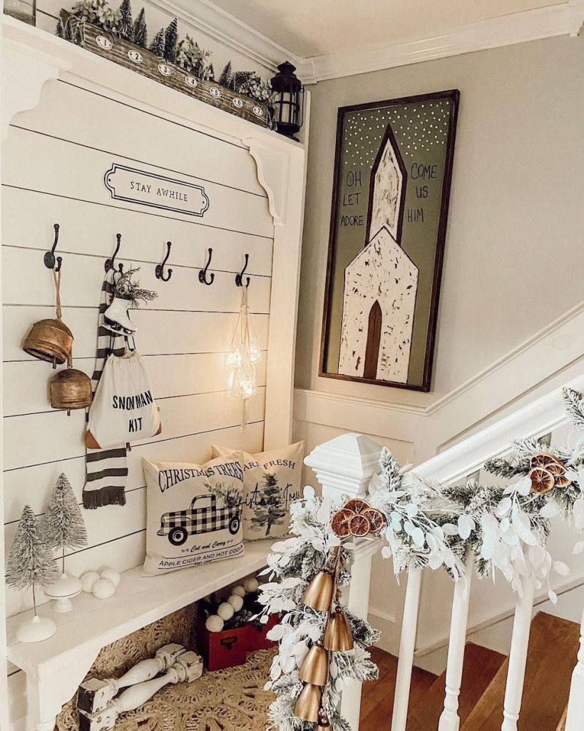 Christmas Entryway decor ideas In 27 1 #Christmas #ChristmasEntryway #ChristmasFoyer #HomeDecor #ChristmasDecorIdeas 