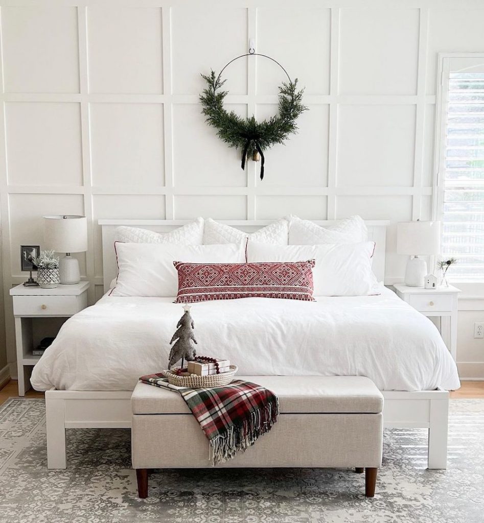 In 28 #Christmas #ChristmasBedroom #HomeDecor #ChristmasDecorIdeas 