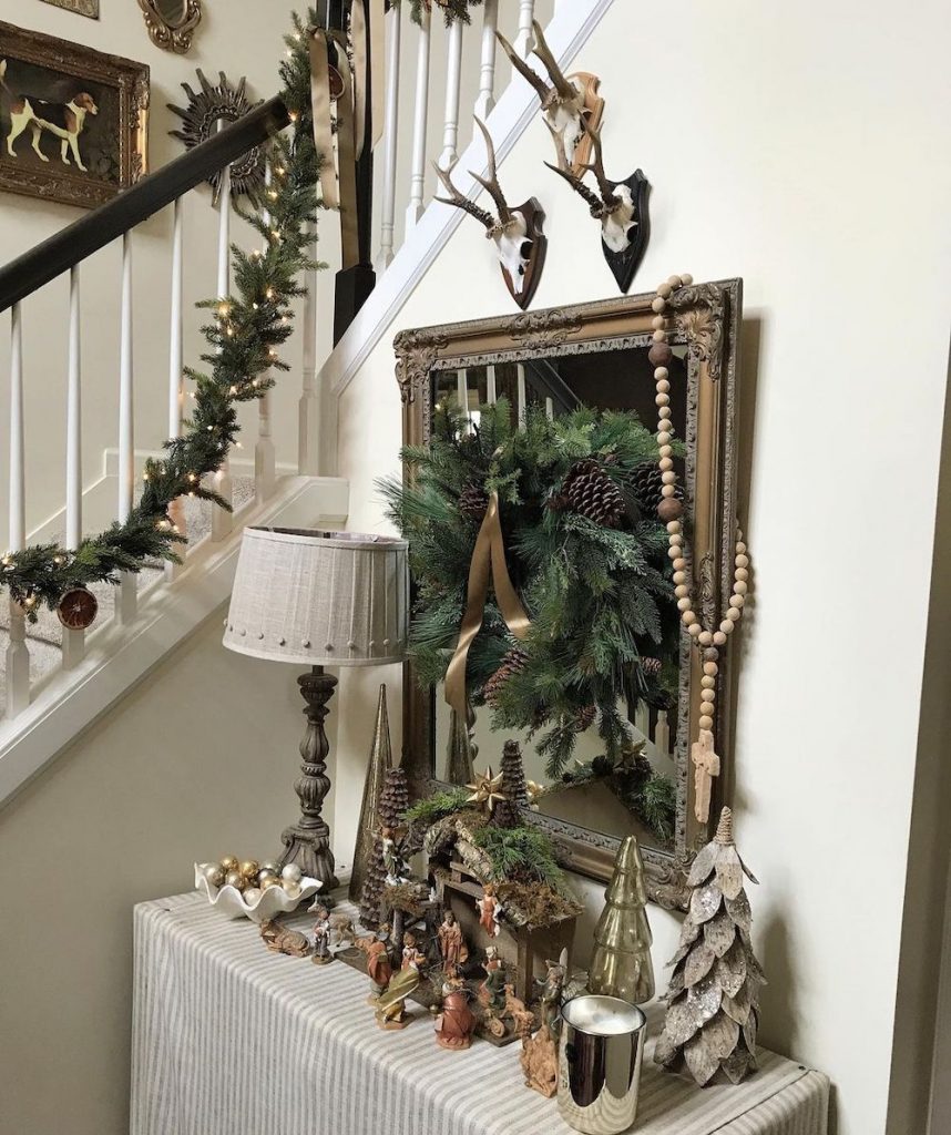 Christmas Entryway decor ideas In 28 #Christmas #ChristmasEntryway #ChristmasFoyer #HomeDecor #ChristmasDecorIdeas 