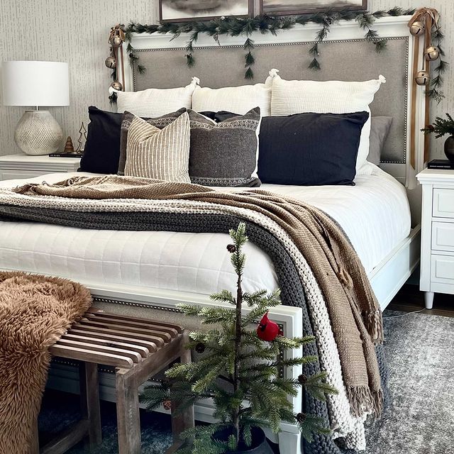 Christmas Bedroom Decor Ideas In 29 2 #Christmas #ChristmasBedroom #HomeDecor #ChristmasDecorIdeas 