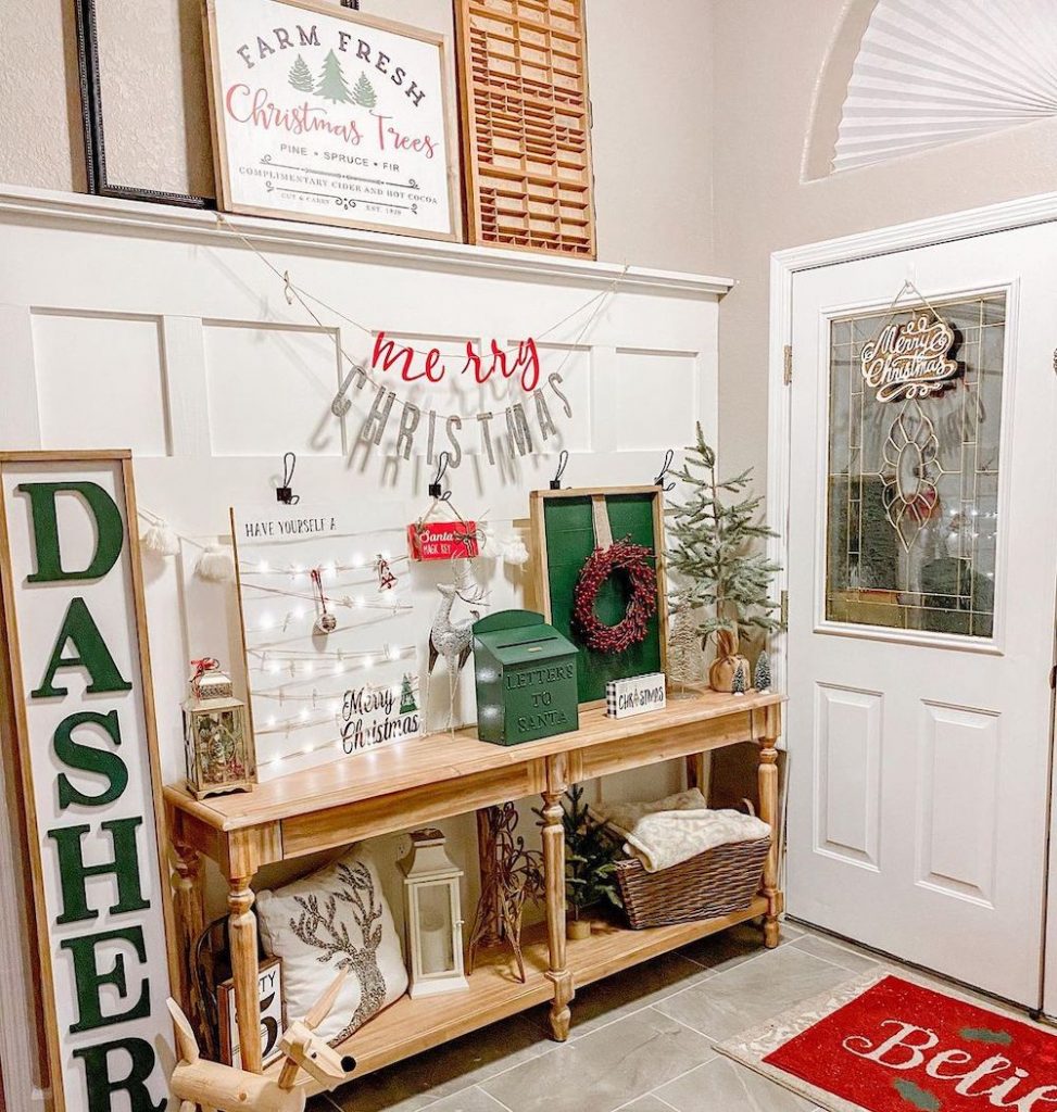 In 29 #Christmas #ChristmasEntryway #ChristmasFoyer #HomeDecor #ChristmasDecorIdeas 