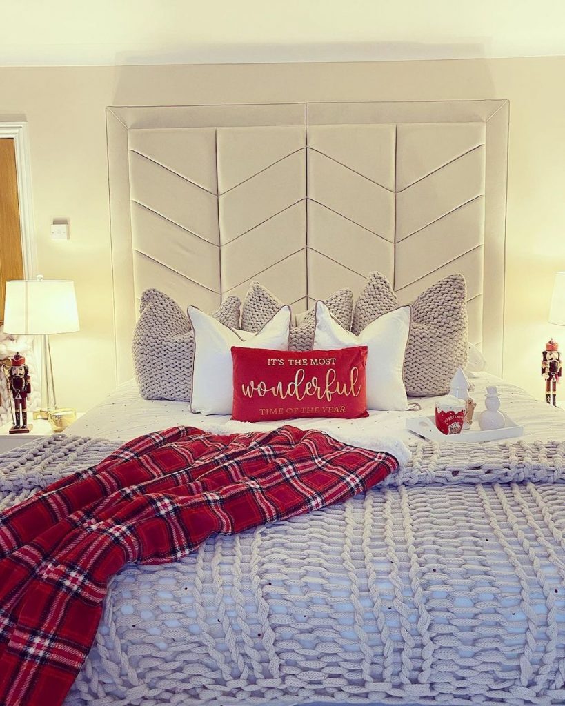 In 30 #Christmas #ChristmasBedroom #HomeDecor #ChristmasDecorIdeas 