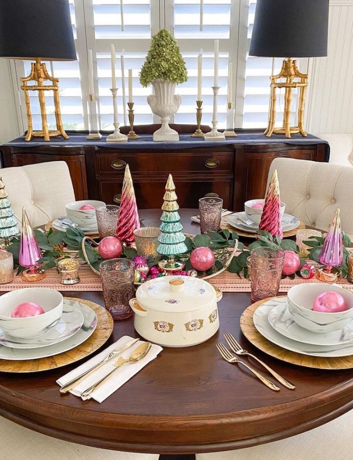 37 Christmas Dining Room Ideas for a Festive Table!