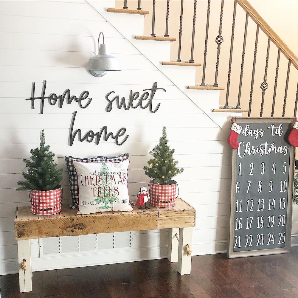 Christmas Entryway decor ideas In 31 #Christmas #ChristmasEntryway #ChristmasFoyer #HomeDecor #ChristmasDecorIdeas 