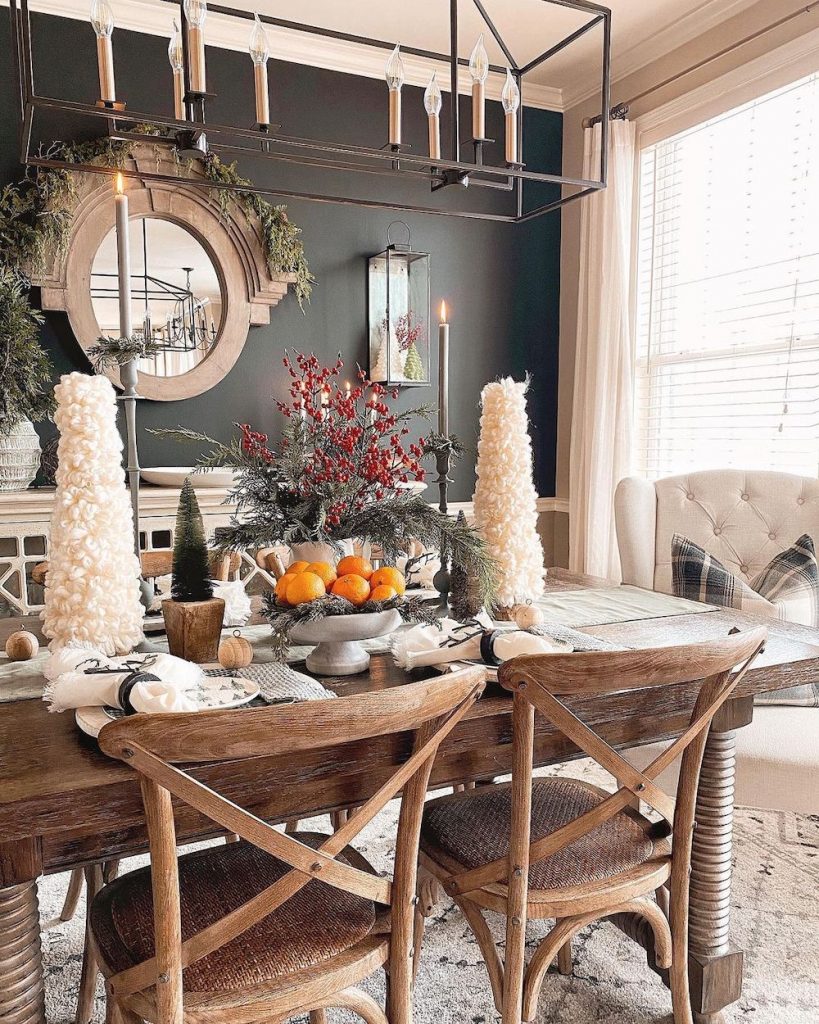 In 33 #Christmas #ChristmasDiningRoom #DiningRoomDecor #HomeDecor #ChristmasDecorIdeas 