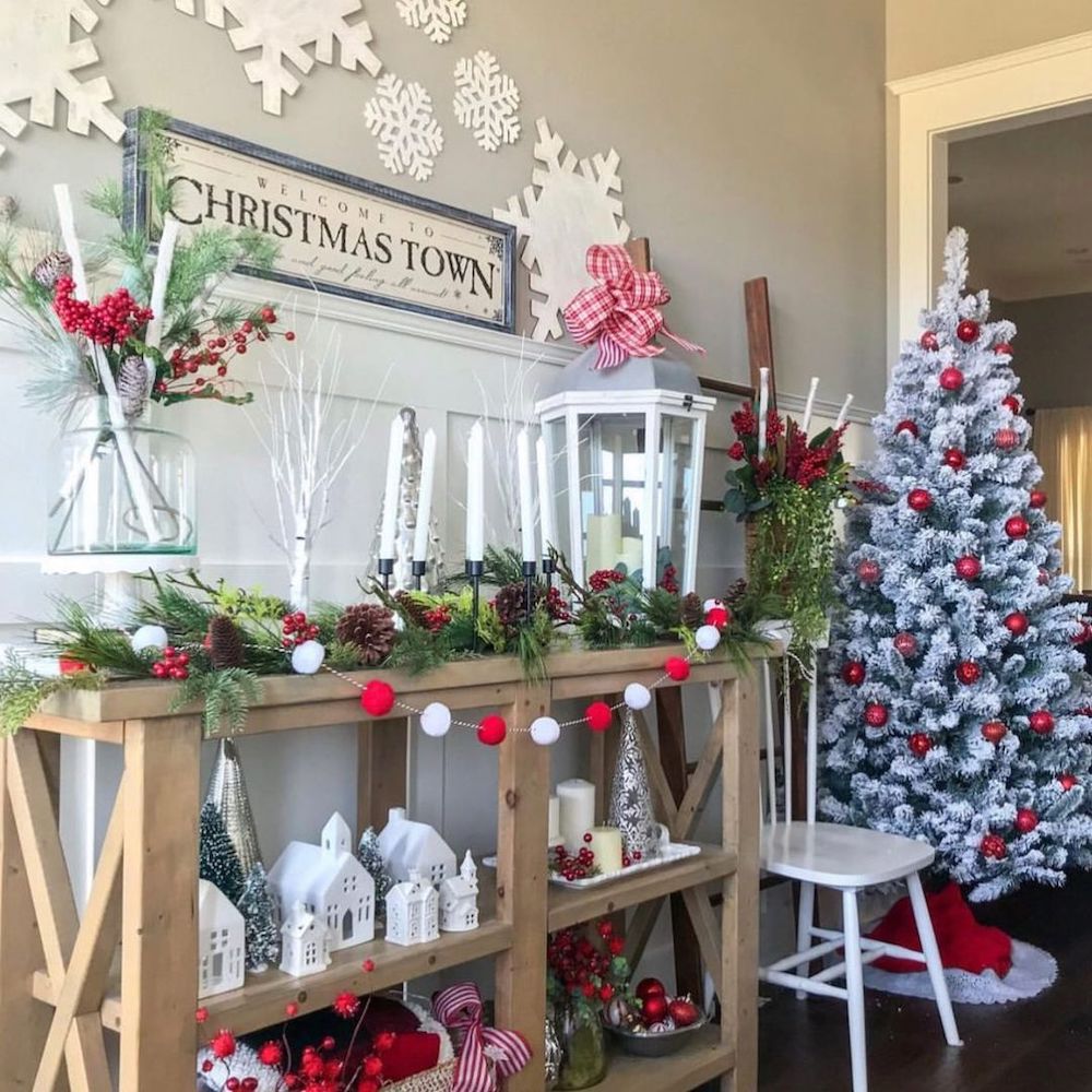 Christmas Entryway decor ideas In 35 #Christmas #ChristmasEntryway #ChristmasFoyer #HomeDecor #ChristmasDecorIdeas 