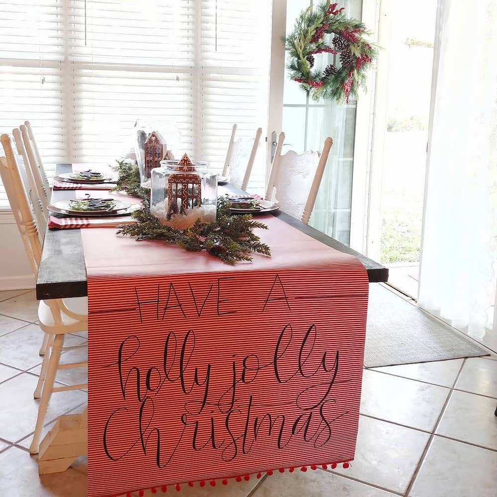 In 35 #Christmas #ChristmasDiningRoom #DiningRoomDecor #HomeDecor #ChristmasDecorIdeas 