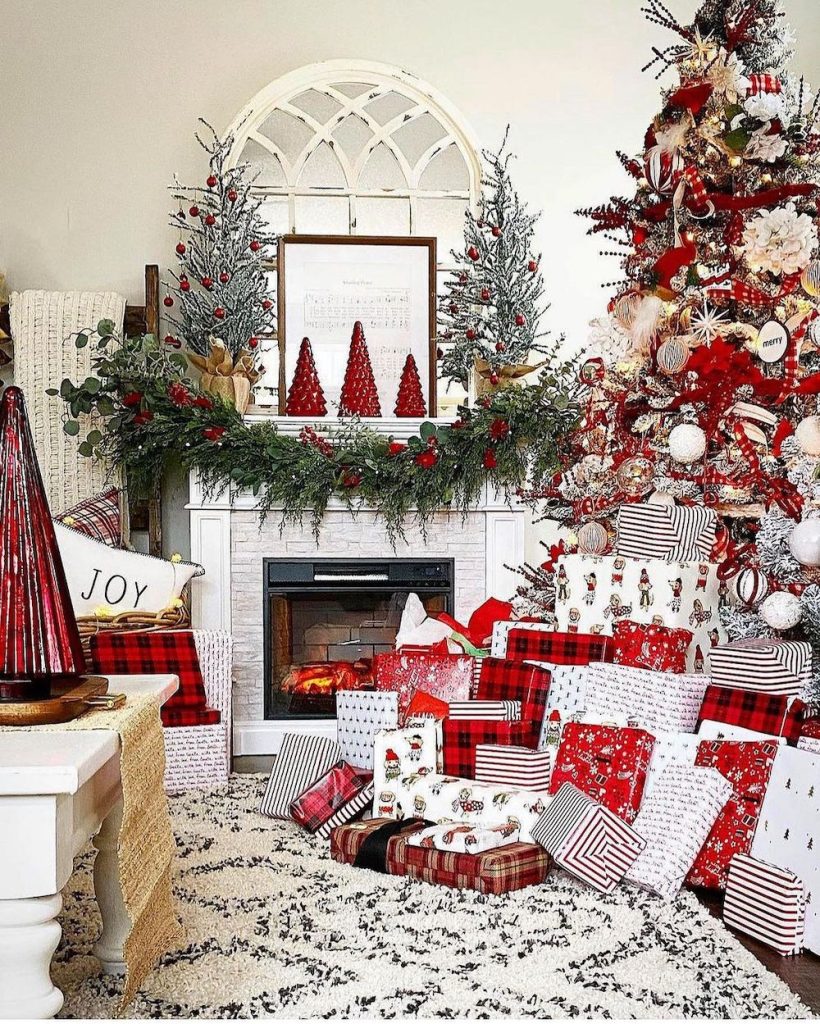 In 43 #Christmas #ChristmasMantel #HomeDecor #ChristmasDecorIdeas 