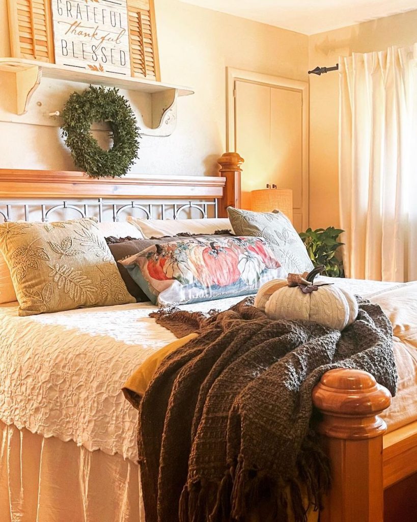 Fall Bedroom Decor Ideas In 5 #FallDecor #FallBedroom #HomeDecor #FallBedroomDecor #AutumnDecor 