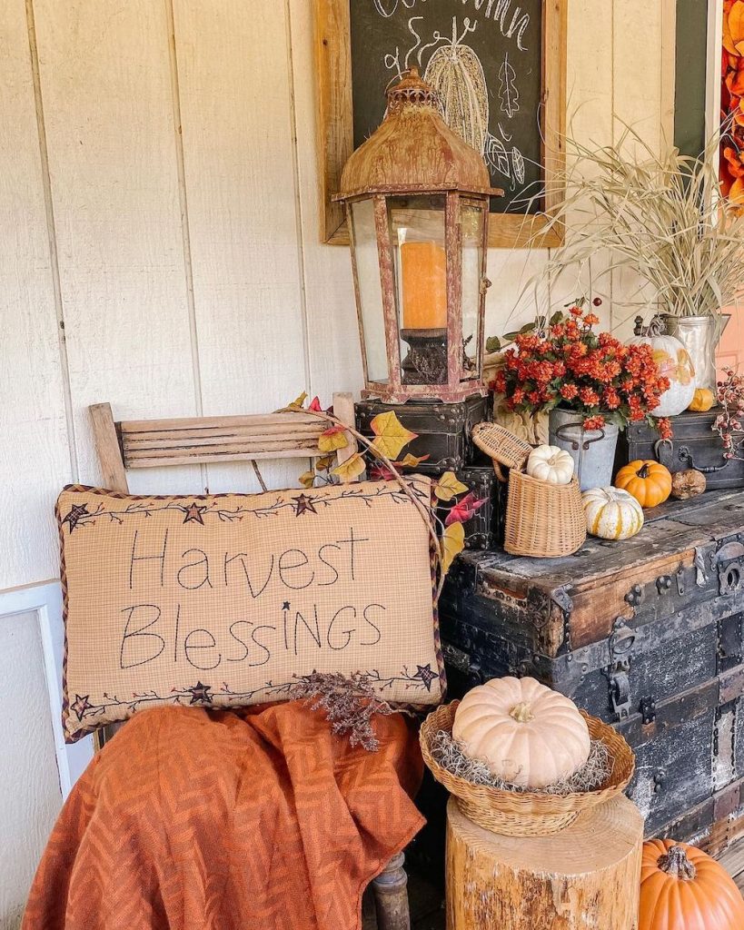 In 8 #Fall #Porch #FallPorch #FallDecor #HomeDecor #AutumnDecor