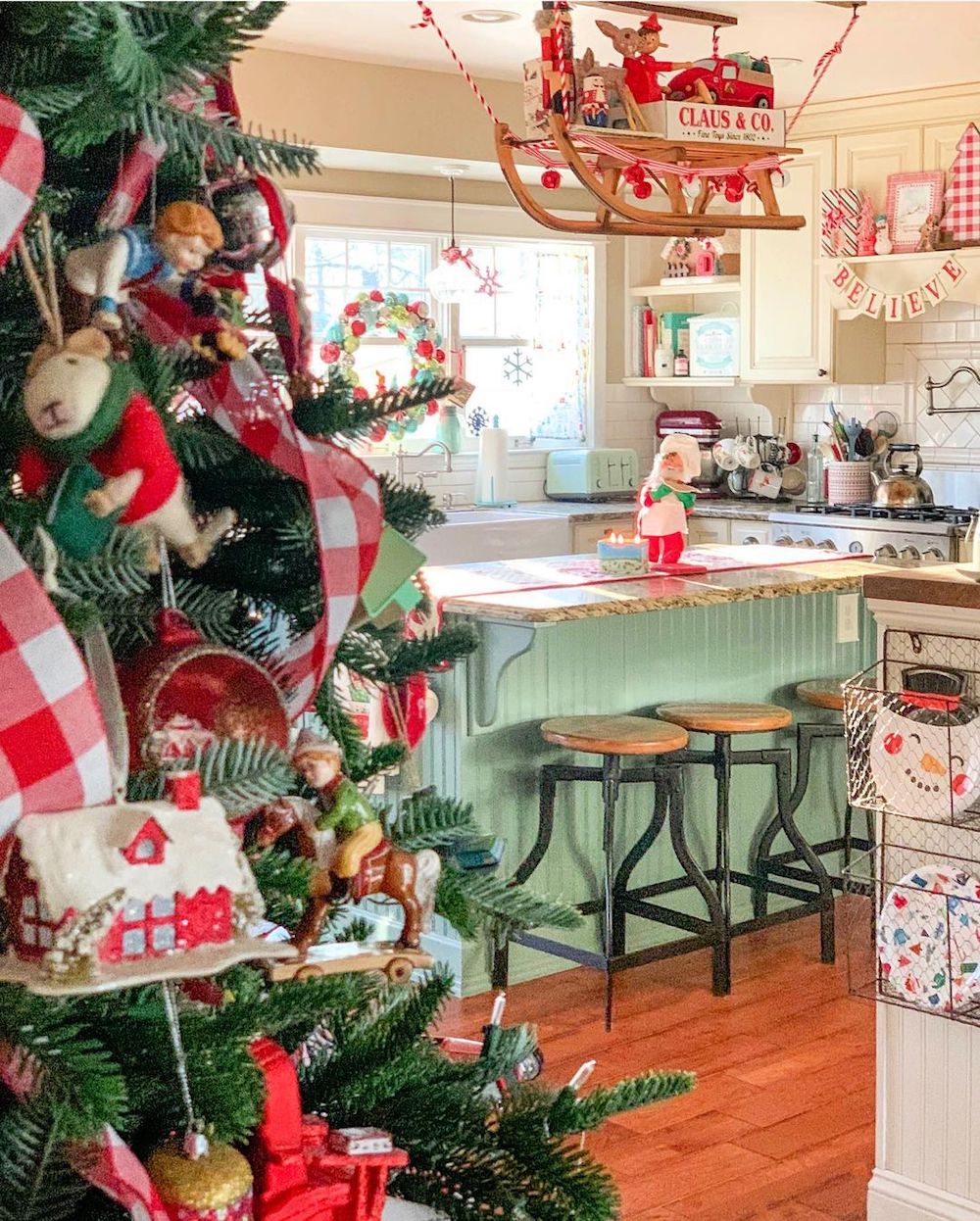 23 Christmas Kitchen Decor Ideas You’ll Love!