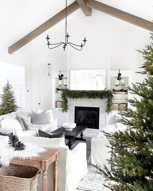 23 Amazing Christmas Living Room Ideas to Celebrate the Season!