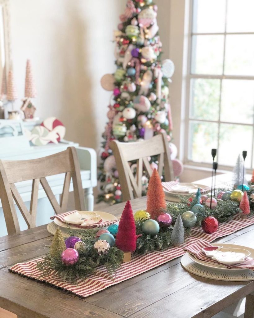 Christmas Tablescape Ideas In 1 #Christmas #ChristmasTablescape #DiningRoomDecor #HomeDecor #ChristmasDecorIdeas 