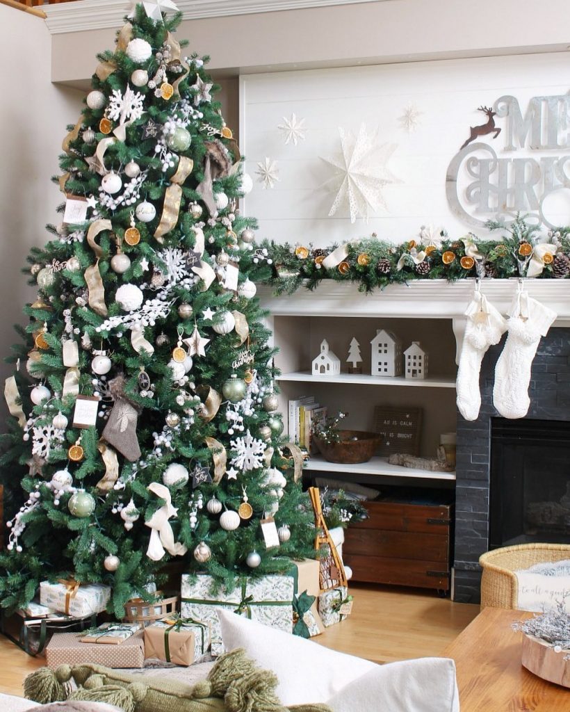 In 10 #Christmas #ChristmasLivingRoom #LivingRoomDecor #HomeDecor #ChristmasDecorIdeas 