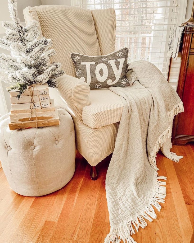 In 10 #Christmas #ReadingNooks #ChristmasReadingNooks #HomeDecor #ChristmasDecorIdeas 