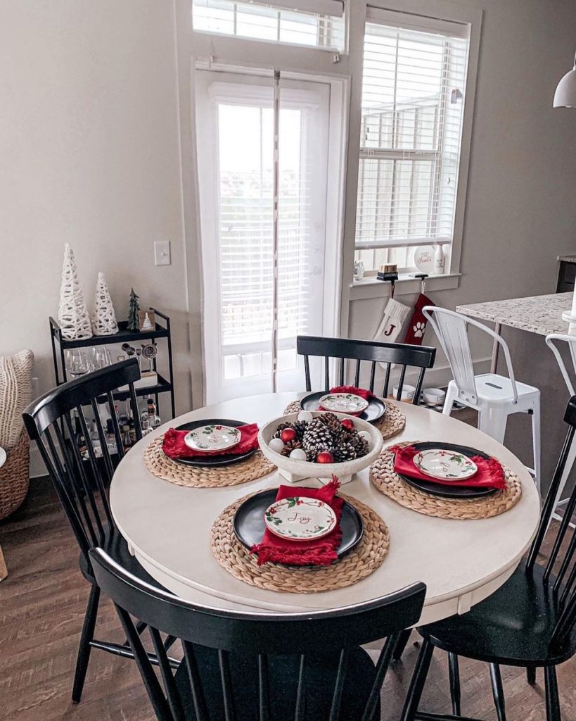 In 10 #Christmas #ChristmasDiningRoom #DiningRoomDecor #HomeDecor #ChristmasDecorIdeas 